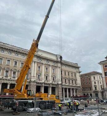 Maxi gru al lavoro, presto tre pennoni a Palazzo Chigi modello Torrino del Quirinale