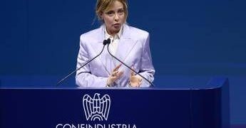 Meloni cita Virgilio all’assemblea di Confindustria: “Così si sale alle stelle”