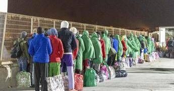Migranti, neonata morta per ipotermia dopo sbarco a Lampedusa