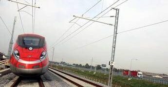 Milano-Bologna, ritardi fino a 2 ore per treni alta velocità: presenza di persone sui binari