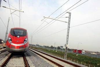 Milano-Bologna, ritardi fino a 2 ore per treni alta velocità: presenza di persone sui binari