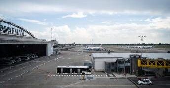 Milano, mezzo urta muso di un aereo a Linate: disagi già rientrati