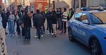 Modena, la testimonianza: “L’auto è piombata sulle persone, mi sono buttato in un negozio”