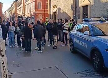 Modena, la testimonianza: “L’auto è piombata sulle persone, mi sono buttato in un negozio”