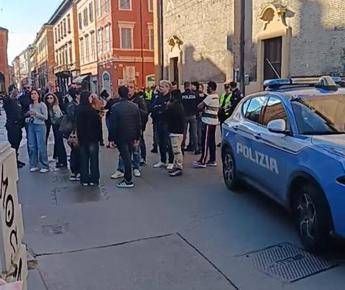 Modena, la testimonianza: “L’auto è piombata sulle persone, mi sono buttato in un negozio”