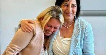 Modena, l’abbraccio degli infermieri alla collega Viktoriya Prudka che ha soccorso la turista tedesca