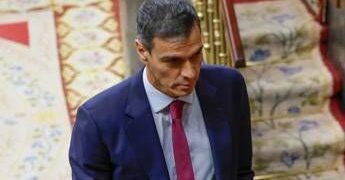 Moglie e fratello indagati, tra proteste e perquisizioni il giugno difficile di Sanchez