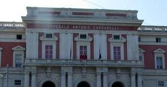 Napoli, paziente si lancia nel vuoto al Cardarelli: tragedia in terapia intensiva grandi ustionati