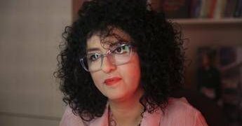 Narges Mohammadi dimessa, lo staff medico: “Servono cure e riposo, carcere sarebbe condanna a morte”