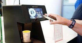“Nella macchina del caffè possono annidarsi batteri, ecco cosa fare”: la ricetta di Matteo Bassetti