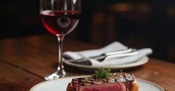 No a vino e carne rossa, il doppio divieto di Garattini a tavola