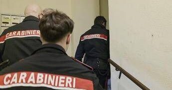 Ostia, accoltellato al torace dalla compagna durante lite: è grave