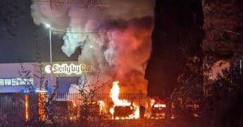 Palermo, incendio in azienda di noleggio auto: a fuoco una decina di mezzi