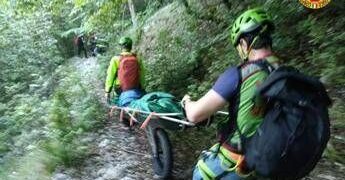 Precipita in un dirupo e finisce nel torrente, morto escursionista