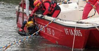 Reggio Emilia, fa il bagno nel torrente con gli amici ma non riemerge: morto 14enne