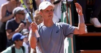 Roland Garros, Cinà-De Jong e lo ‘strano’ ritardo per l’inizio del match: cos’è successo a Parigi