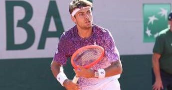 Roland Garros, Cobolli ‘ostacolato’ da raccattapalle: cos’è successo nel derby contro Pellegrino