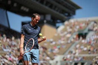Roland Garros, Medvedev soffre il caldo e litiga con la moglie: “Comportati bene”