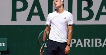 Roland Garros, Mensik eroico: batte Navone (e i crampi) e vola al terzo turno dopo 5 ore di battaglia