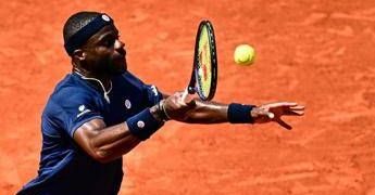 Roland Garros, Tiafoe vince e tifoso gli ruba la racchetta: “Posso riaverla?”