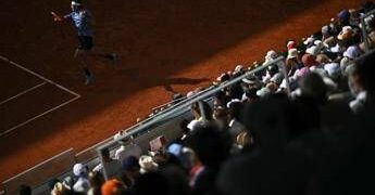 Roland Garros, è tornato il coro che ‘disturba’ i tennisti: “Olè”