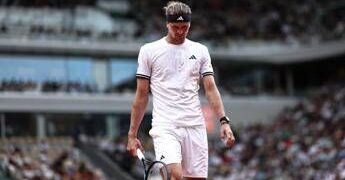 Roland Garros, piove e Zverev vuole chiusura del tetto: “Cosa aspettate?”