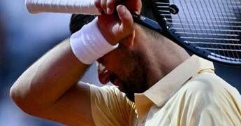 Roland Garros, tifosi Djokovic gridano al complotto: “Perchè Sinner gioca la sera?”