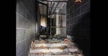 Roma, ordigno esplode davanti all’ingresso di un condominio: indagini in corso