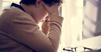 Sindrome dell’impostore, quando in ufficio pesa il nuovo ruolo e il confronto con i colleghi