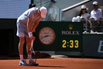 Sinner e il ko al Roland Garros, Isner: “Colpa dei capelli rossi”
