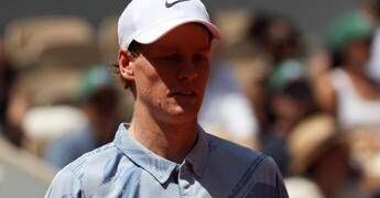 Sinner ha sbagliato a giocare troppo? Da Barazzutti a Bertolucci, l’opinione dei big azzurri sul ko al Roland Garros