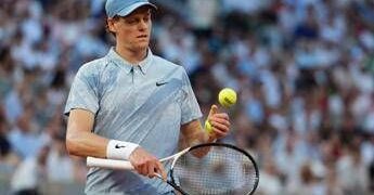 Sinner, il nuovo kit al Roland Garros non convince: “Sembra Cenerentolo”