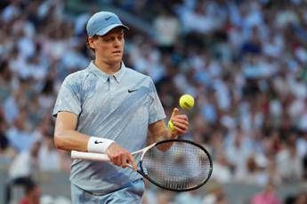 Sinner, il nuovo kit al Roland Garros non convince: “Sembra Cenerentolo”