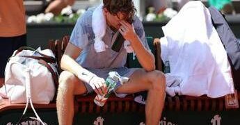 Sinner ko tra vomito e crampi, choc al Roland Garros. Jannik eliminato da Cerundolo