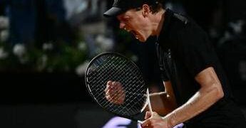 Sinner più forte della pioggia, Medvedev ko in tre set e due giorni: è finale a Roma