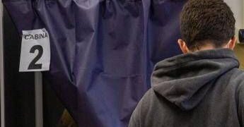 Sondaggio politico: Fratelli d’Italia in calo, Pd sale, cresce l’astensione