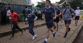 Sorpresa a Nairobi: Macron corre con Kipchoge, leggenda della maratona