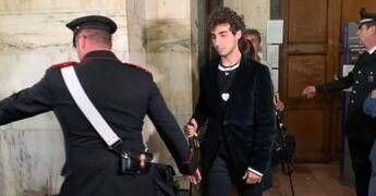 Studente aggredito a Milano, condanna a 20 anni per chi gli sferrò la coltellata. In aula l’abbraccio tra vittima e aggressori