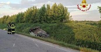 Travolti da un furgone mentre vanno al lavoro in bici: morti due operai nel Mantovano