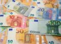 Trova 110mila euro in un cassetto: “Erano su libretti di risparmio di 50 anni fa”