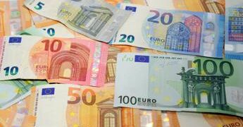 Trova 110mila euro in un cassetto: “Erano su libretti di risparmio di 50 anni fa”
