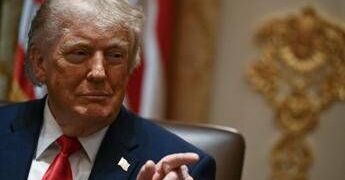 Trump annuncia: “Guerra economica all’Iran”. E minaccia sanzioni contro chi aiuta Teheran