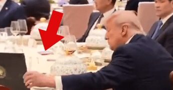 Trump apre il taccuino di Xi al banchetto di Stato, la ‘sbirciatina’ diventa virale