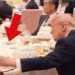 Trump apre il taccuino di Xi al banchetto di Stato, la ‘sbirciatina’ diventa virale