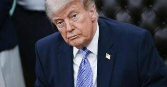 Trump deve togliere il suo nome dal Kennedy Center, la decisione del giudice