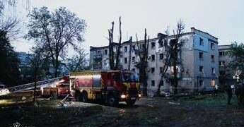 Ucraina, maxi raid russo con 500 droni e 22 missili: oltre 30 feriti. Zelensky: “Colpita una nave cinese”