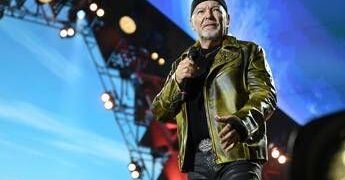 Vasco Rossi, il ritorno del Blasco politico: “La musica è contro la guerra”