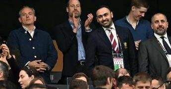 William, notte da tifoso per il principe: la festa nello spogliatoio dell’Aston Villa e la birra dopo il match