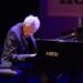 Addio ad Abdullah Ibrahim, morto a 91 anni il pianista che trasformò il jazz in voce libertà contro apartheid