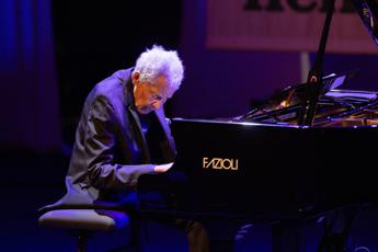Addio ad Abdullah Ibrahim, morto a 91 anni il pianista che trasformò il jazz in voce libertà contro apartheid